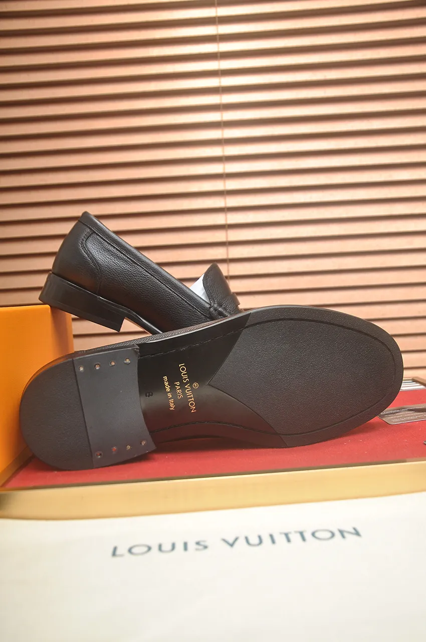 Men's men's shoes 💰540💶 [LV] (original single cowhide lining) 🍀LV's latest genuine leather business suit shoes are launched simultaneously on the official website. The first-layer cowhide imported from Italy is made of heavy gold, 💥official website 1:1 rubber outsole. Versatile to wear, high-end without losing class, and the color combination is extraordinary. This four-season style is alluring when worn on your feet, showing off your big-name flair. Standard code 39-45 (45 customized)